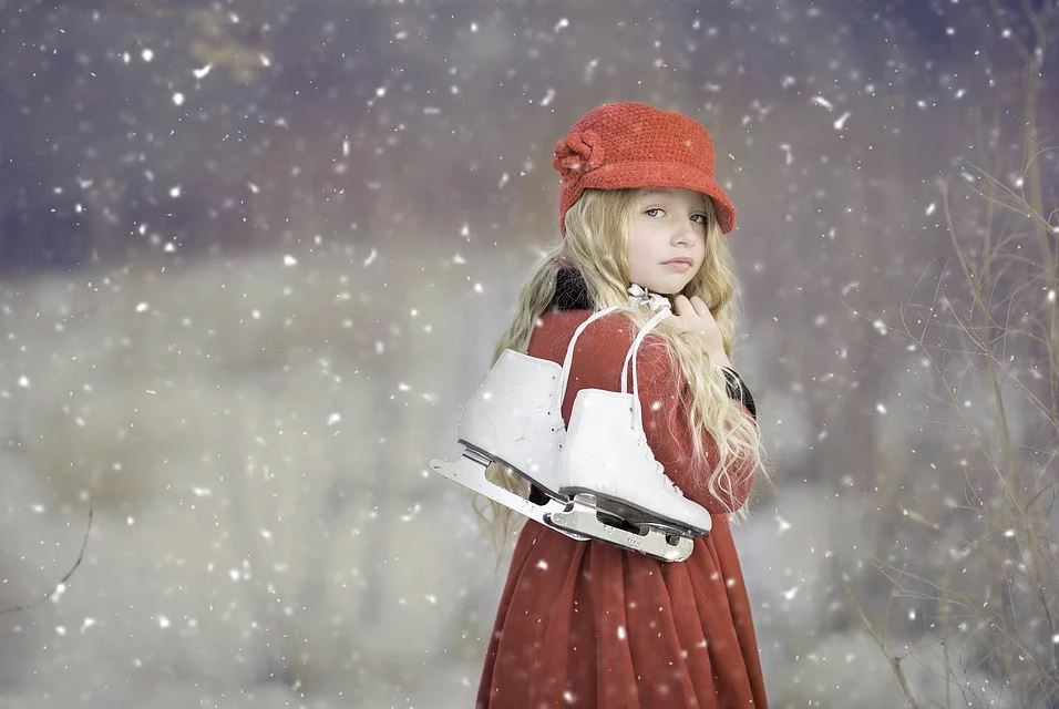 Petite fille habillée avec des vêtements à la mode en hiver