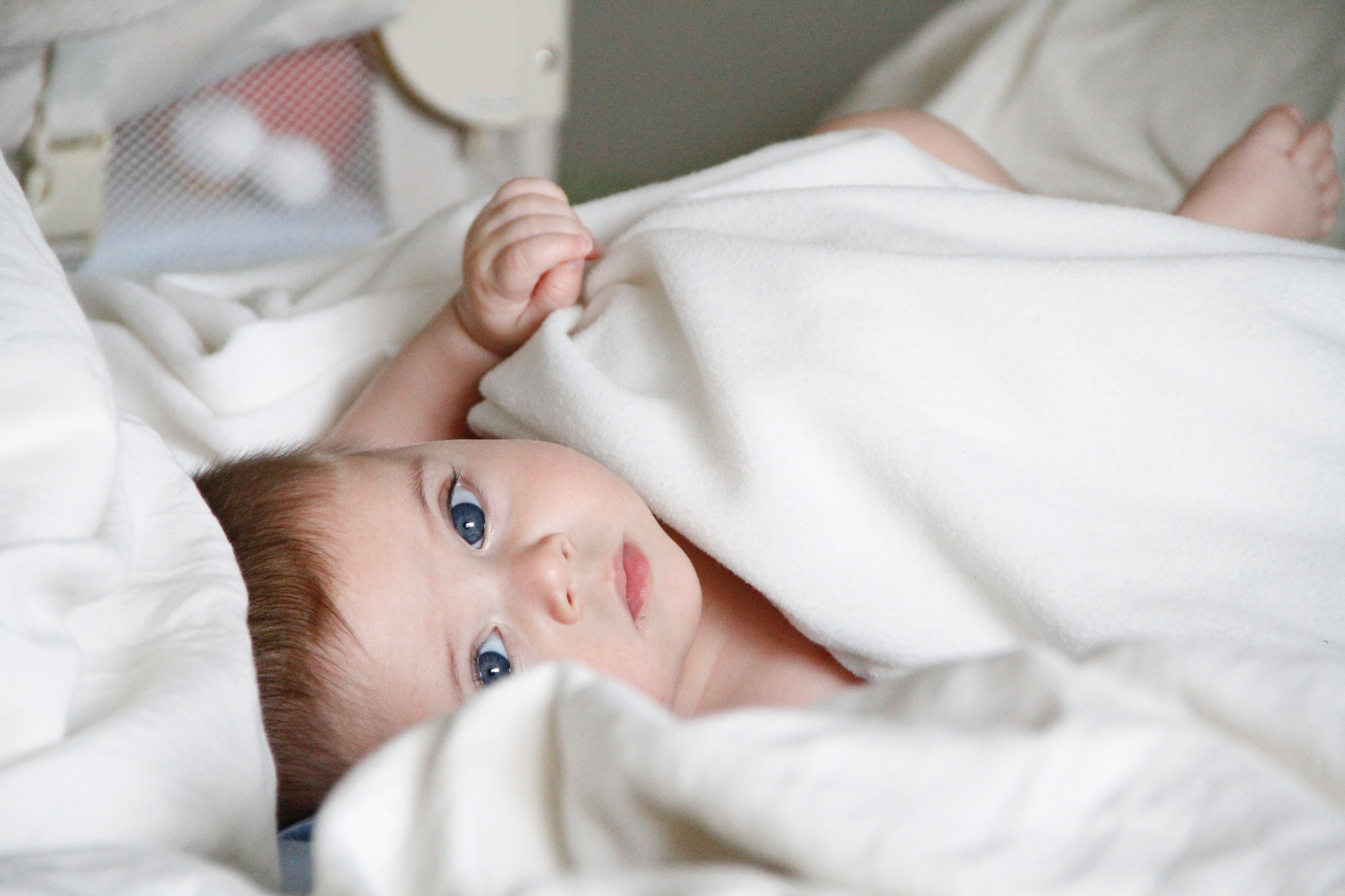 Bébé dans son lit l'été