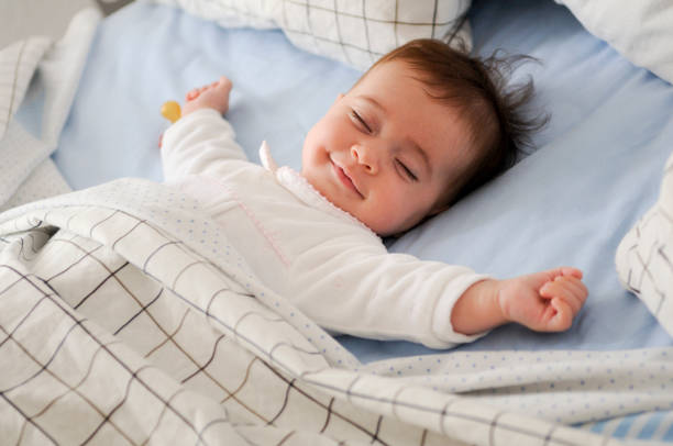 Bébé au frais dans sa chambre heureux et souriant