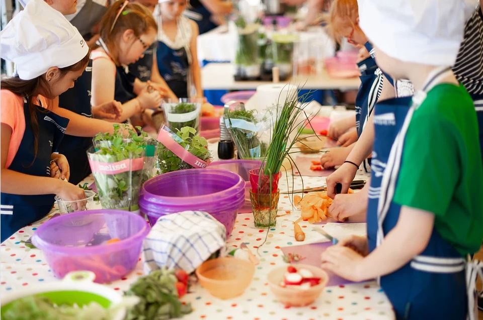 Enfants qui apprennent à cuisiner des repas sains pour bien manger