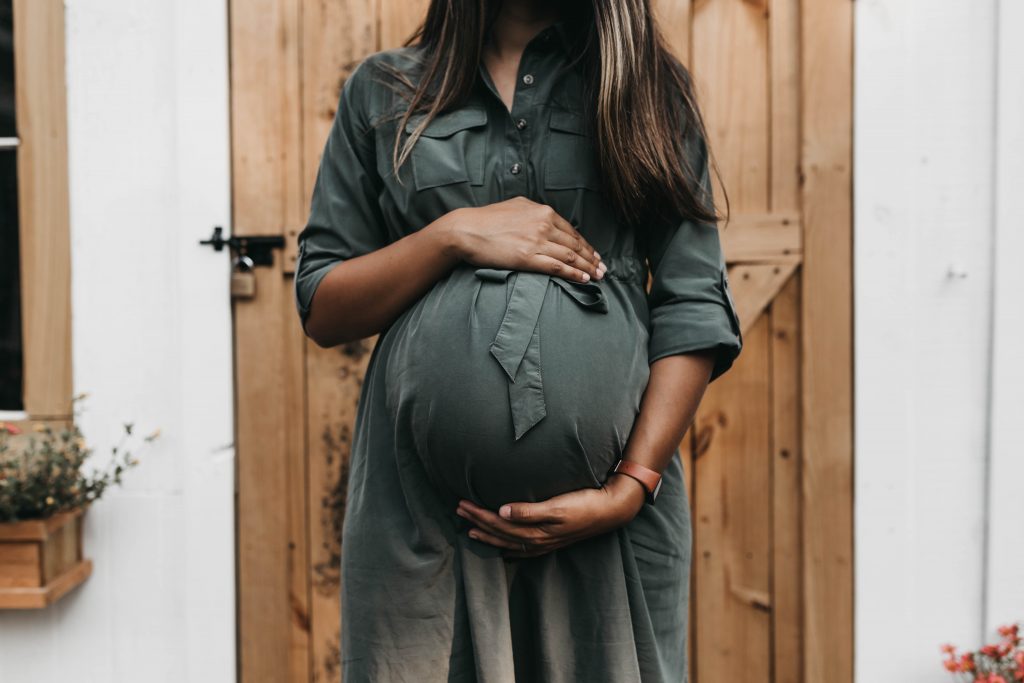 femme enceinte portant une robe kaki