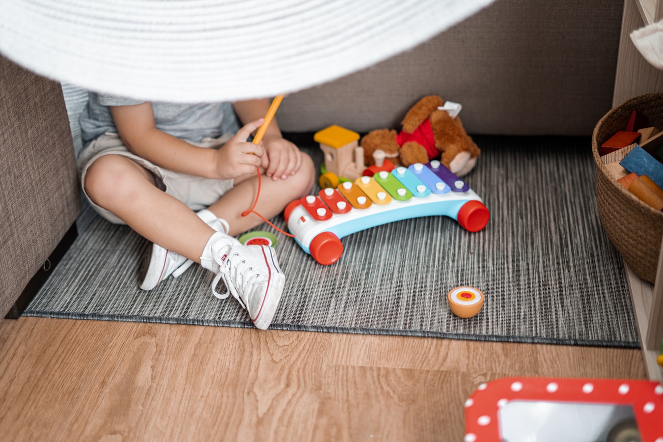 Enfant qui joue avec ses jouets dans sa chambre