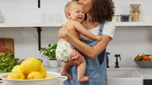 maman avec son bébé en couche dans les bras