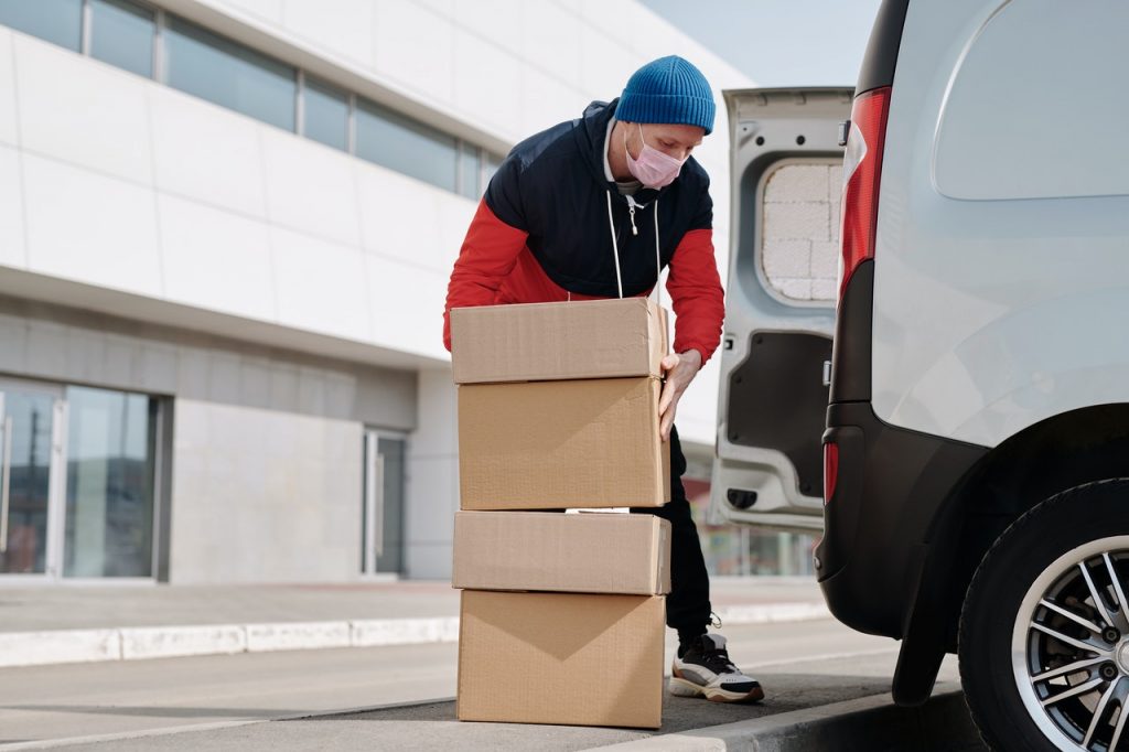 personne qui charge des cartons dans un camion